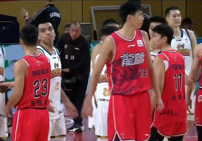 廣州男籃30分大勝，三外援爆發陳國豪12分，四川男籃遭遇13連敗