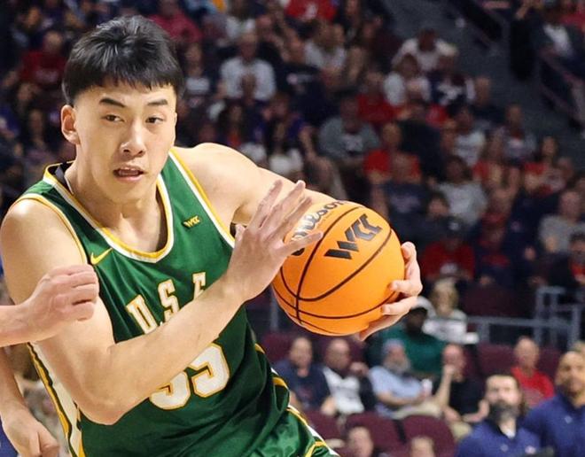 轟27分+7記三分！中國男籃20歲2米06新星閃耀NCAA：生涯最佳一戰