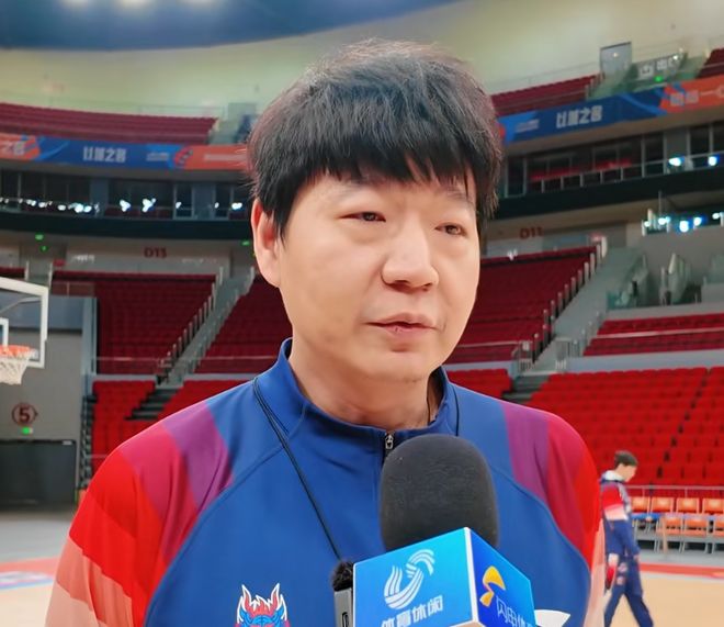 對陣同曦踩場！全員吶喊“家人”，邱彪直指剛冒頭，強調團隊籃球