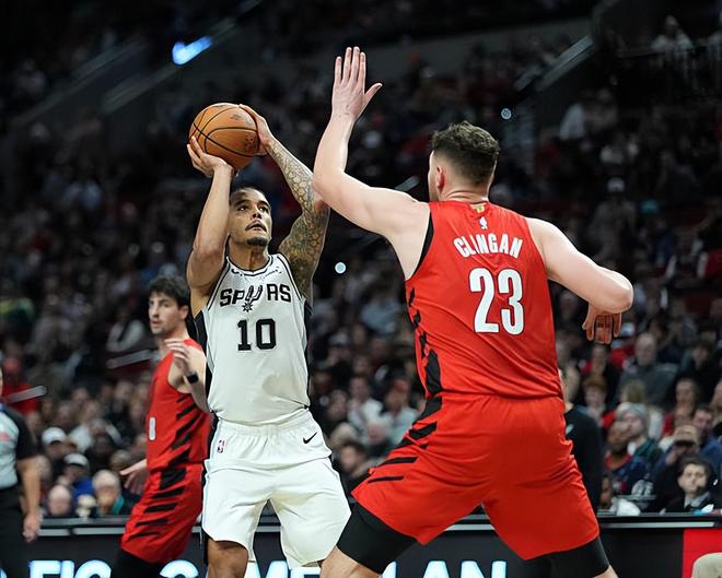 已經(jīng)成為了雞肋！馬刺鋒線新星在場(chǎng)上竟然妥妥的是負(fù)面影響？