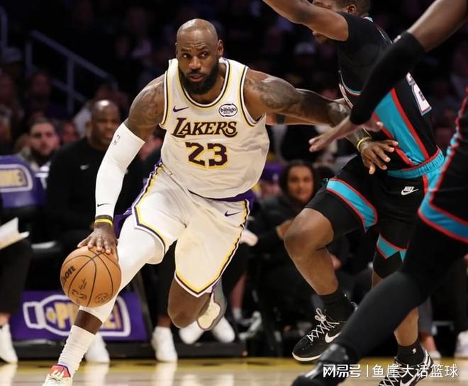 湖人解決兩難題，東契奇進步明顯！詹姆斯做好兩事，一人真該棄用