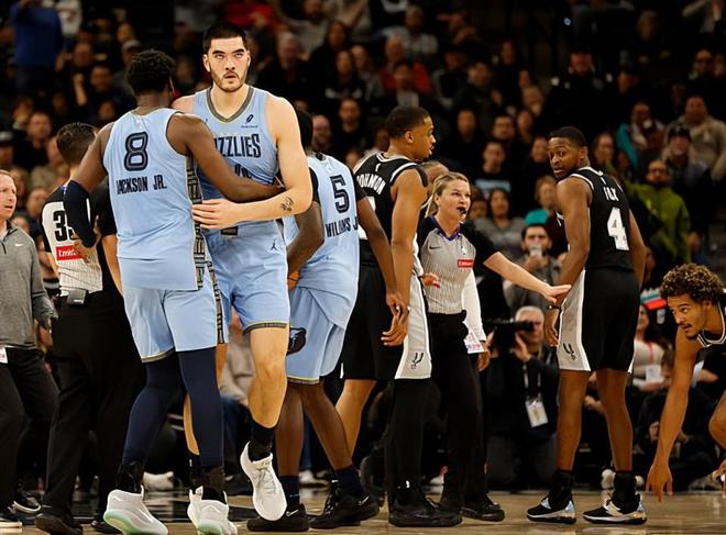 在不在場判若兩隊(duì)！灰熊內(nèi)線新星給馬刺制造了巨大的麻煩？