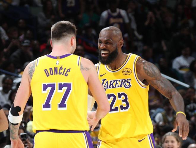 空接暴扣+大風車劈扣！41歲詹皇轟30+8+8再破紀錄：湖人雙核逞威