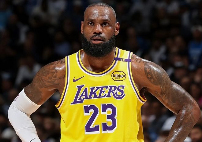 字母哥轟30+10+5仍無緣今日最佳！對不起，你碰到不講理的老詹了