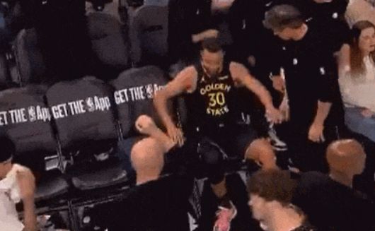 No！庫里倒下了！突發右大腿挫傷......