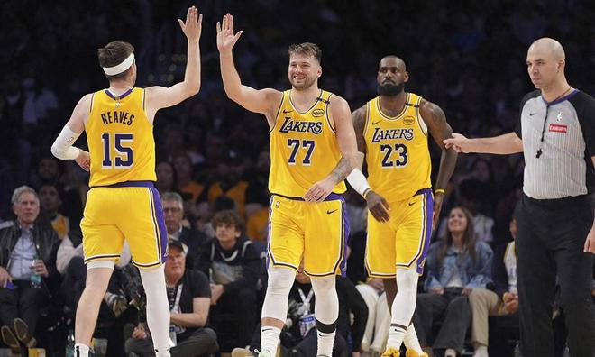 13-3秒變7-8！這就是湖人的本質，偽強隊標簽已被釘死