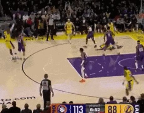 太離譜了！10投砸出10分！詹姆斯引發(fā)全網(wǎng)群嘲