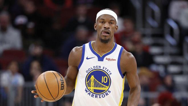 有意思，勇士吉米·巴特勒對主帥科爾被驅(qū)逐出場的反應(yīng)堪稱完美