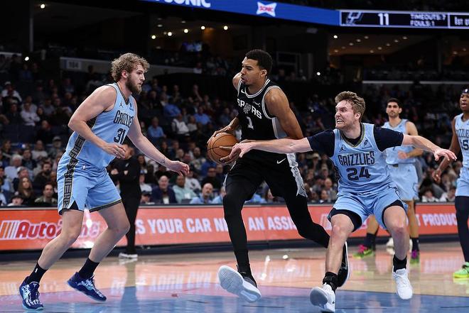 東詹同場30分！42分生涯新高，湖人強行逆轉，關鍵時刻依舊無敵啊