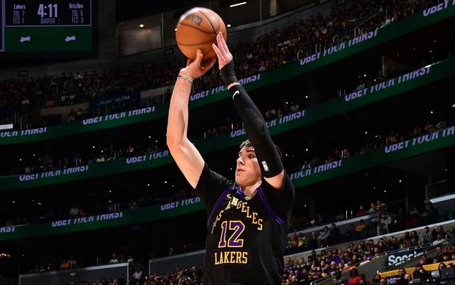 轟21+9！湖人24歲2米01新星崛起：輔佐東契奇詹皇沖冠