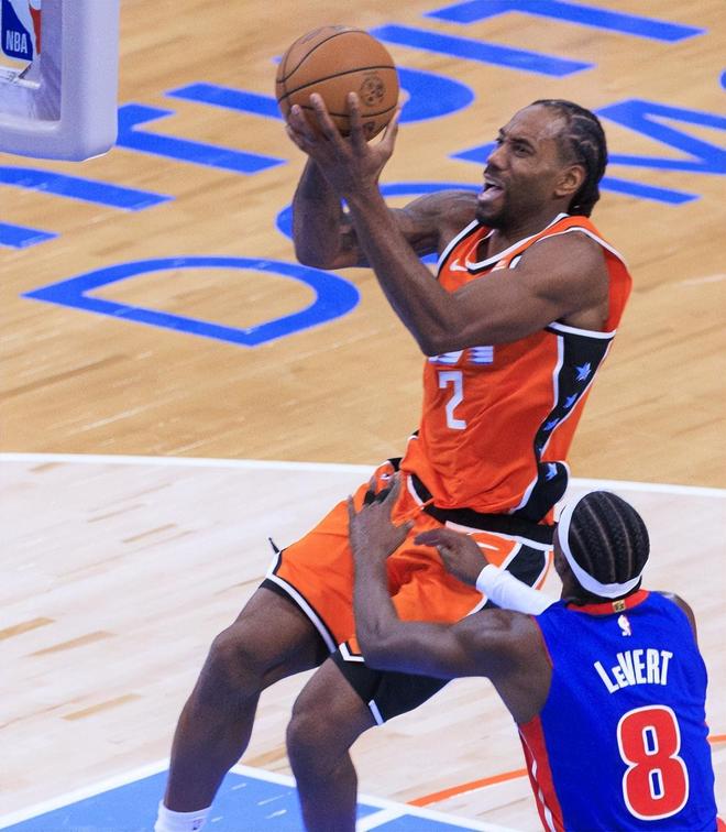 55分后45分，倫納德打瘋了，打成聯(lián)盟第一，給他1.5億是有原因的