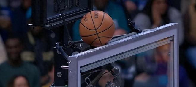 啞火!庫里整場被圍剿仍高效地可怕,幽默回應傷情,賽后被格林調侃