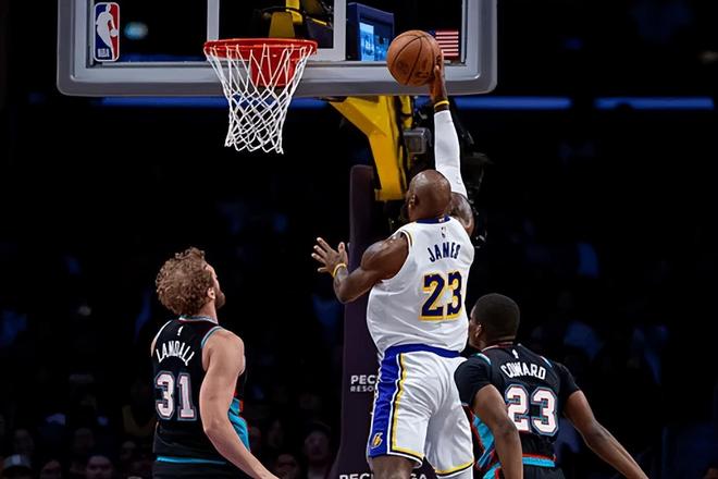 12勝0負！湖人16分逆轉，詹姆斯創2大神跡，裁判搶戲，東契奇36+9