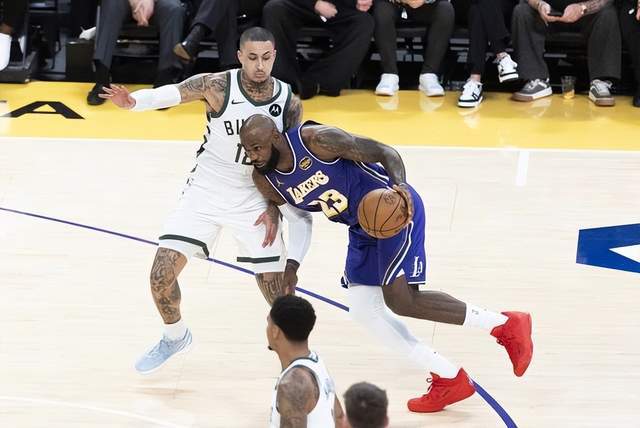 最后時刻無腦操作，湖人輸球還得靠詹姆斯