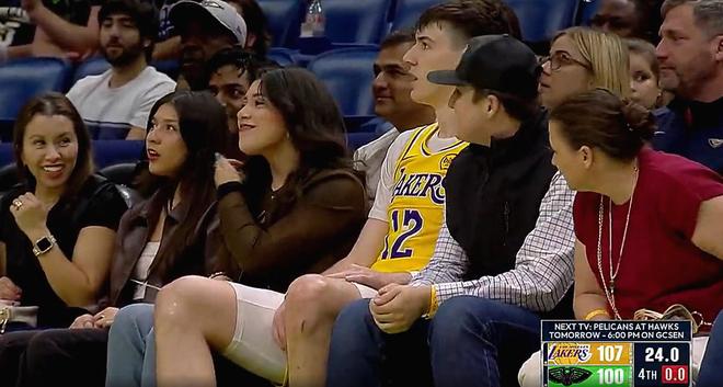 頂級后衛視野？拉拉維亞救球后直接坐在多名女球迷身邊