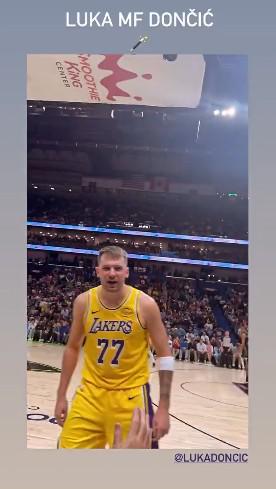 球迷罵東契奇是垃圾，后者命中高難度三分后回噴：你xx說啥呢