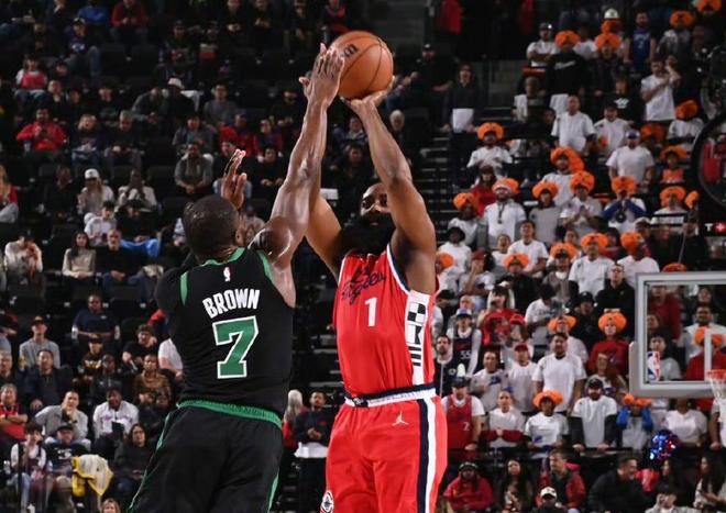 狂輸31分！快船6連勝終結(jié)，布朗50+6破紀(jì)錄！一戰(zhàn)看清了6大現(xiàn)實(shí)