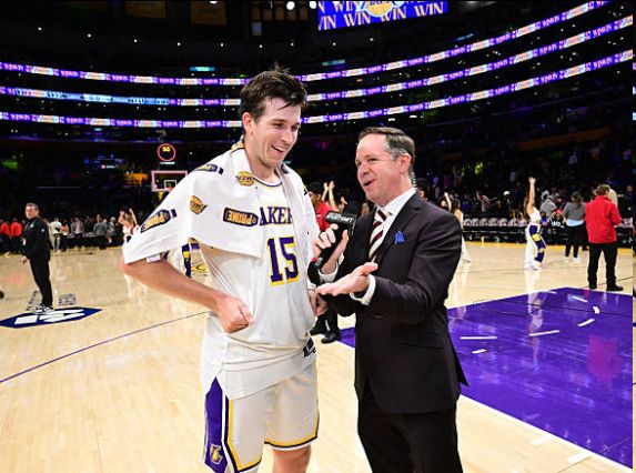 里夫斯本賽季僅1394萬美元 如今連續(xù)三場30+分 助湖人11月11勝2負(fù)