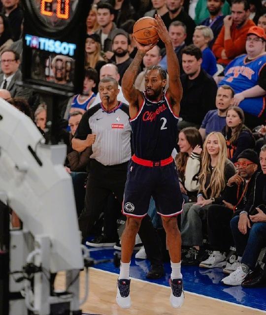 不出所料，倫納德又受傷了，右腳踝扭傷，明日出戰存疑！