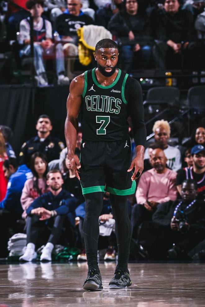 生涯之戰(zhàn)！布朗50+6三分平紀(jì)錄 單節(jié)7中7狂轟19分打爆快船