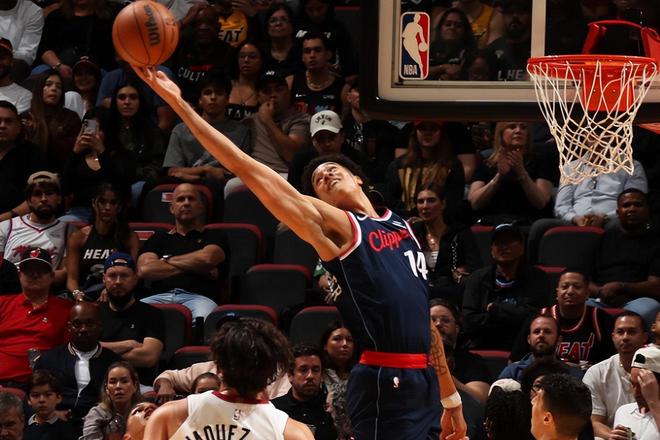 內(nèi)線新秀明明特點(diǎn)與祖巴茨完美互補(bǔ)，結(jié)果快船卻死活都不使用他？