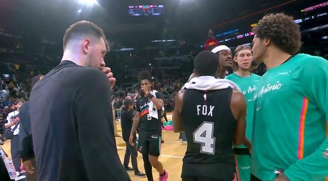 湖馬大戰賽后爆發大規模沖突！范德比爾特與索漢口角升級直接戳臉