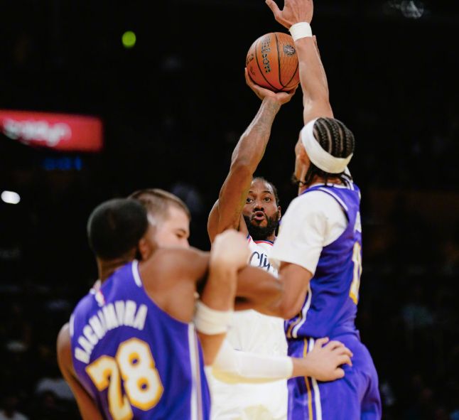 三人組爆砍99分打爆快船！東契奇殺紅了眼，哈登29+9一臉無奈