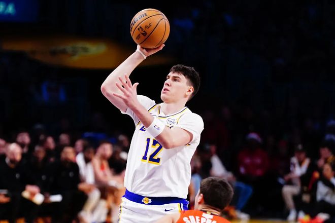 既然其他人的表現(xiàn)還不如他，為什么湖人側(cè)翼新星在場(chǎng)上如此猶豫？