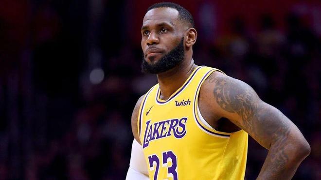 被打得灰頭土臉！詹姆斯生日夜遭遇慘敗，湖人給對手培養(yǎng)手感？