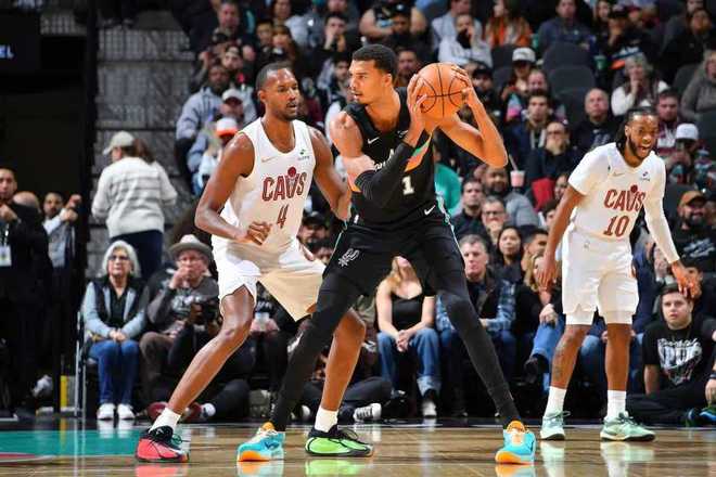 文班26+14馬刺遭騎士交鋒7連殺 阿倫27+10福克斯復出13中4