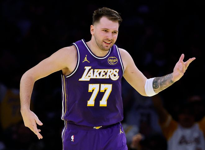 東契奇43+9+13+7三分：?jiǎn)喂?jié)24分狂刷紀(jì)錄 率湖人晉級(jí)杯賽八強(qiáng)