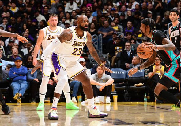 美媒列湖人多項喜人紀錄：一數據僅次雷霆+時隔兩月再造10+分逆轉