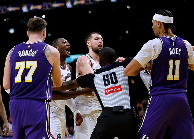 面對(duì)湖人被各種打爆，快船內(nèi)線支柱關(guān)鍵時(shí)刻完全靠不住啊？