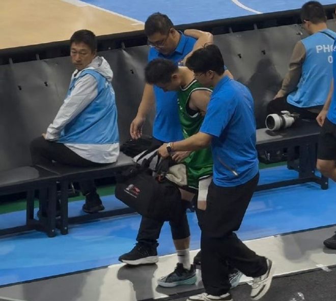 遼籃遭重創：趙繼偉僅7分鍾腿部拉傷 已被送往醫院拍片檢查