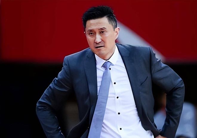 路走寬了!杜鋒賽後見領導看台上打招呼,跨欄上看台和領導握手致意