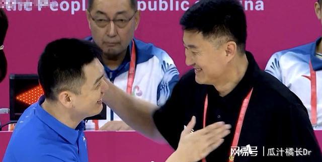 杜鋒握手楊鳴露得意笑，金牌路是否已通？