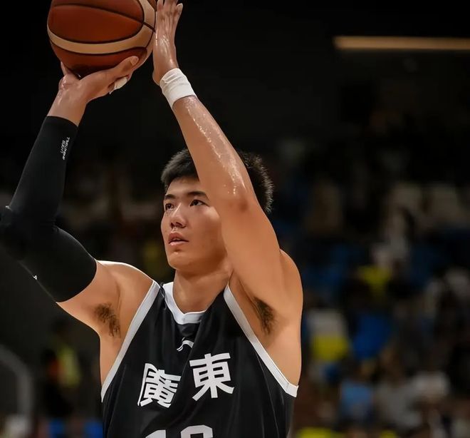 廣東奪金1人最尷尬！0分2板+2犯2失誤，新賽季或繼續被杜鋒用廢？