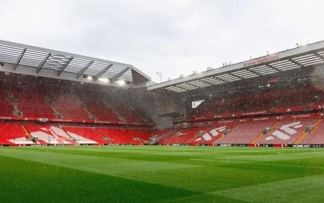 隻有101米長，安菲爾德因球場長度不夠無法承辦歐洲杯