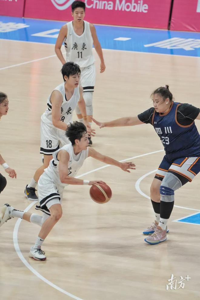 祝贺！时隔8年，广东女篮夺冠！