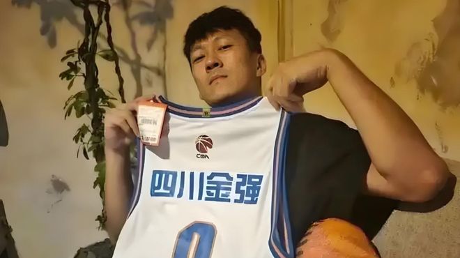 走了杨政来了曹芳！同曦签约34岁网红，球迷：真把CBA当儿戏？