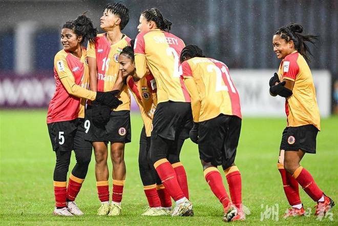 女足亚冠武汉赛区迎揭幕战，印度球员冻得瑟瑟发抖