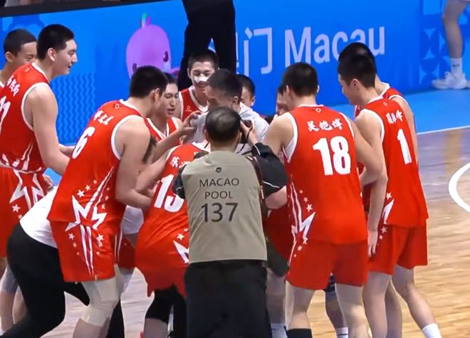 给力！广东队1米80小个子，面对4个山东队大个子， 摘下篮板