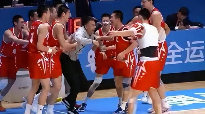 绝了，绝了！1米8控卫4人合围中抢到篮板，也抢了冠军，喝彩一片