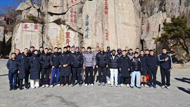 登山祈福！山东高速男篮登顶泰山，12月3日将参加俱乐部杯比赛
