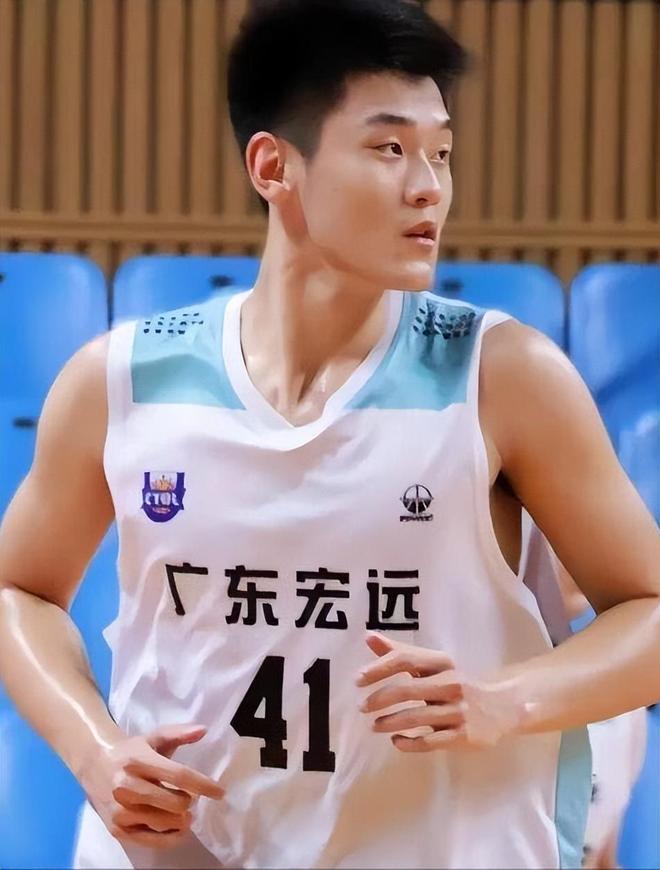 广东宏远大胜福建！新三巨头合砍61+19+15，杨溢被喊没篮直接破防