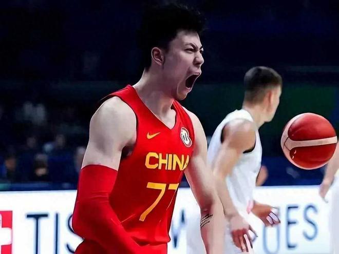 意外！中国男篮12人大名单：赵睿落选，原因揭晓，周琦张镇麟领衔