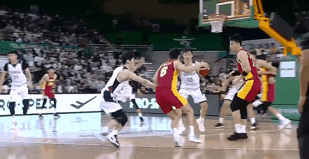 愿无大碍！本场发挥出色的程帅澎突破中不慎崴脚，已下场治疗