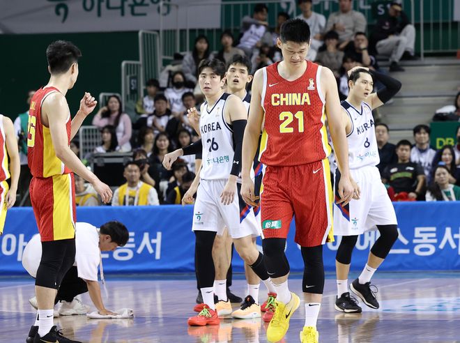 男篮14分惨败韩国！杨健杜锋多次沮丧发言 看台中国球迷1脸绝望