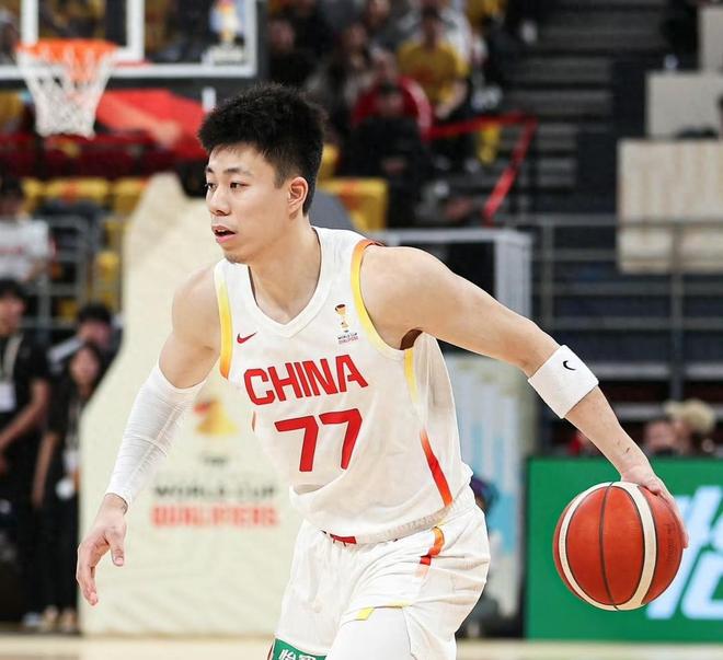 中国男篮变阵：首发5人出炉！胡明轩打替补，周琦+曾凡博继续先发