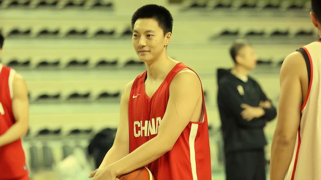 胡明轩8中0未得分！三将联手轰54分杯水车薪，中国男篮遭遇两连败